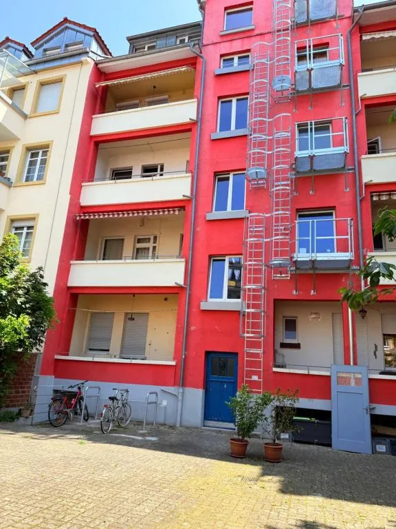 Das rote Haus in der Karlstraße 132a von der Straße aus