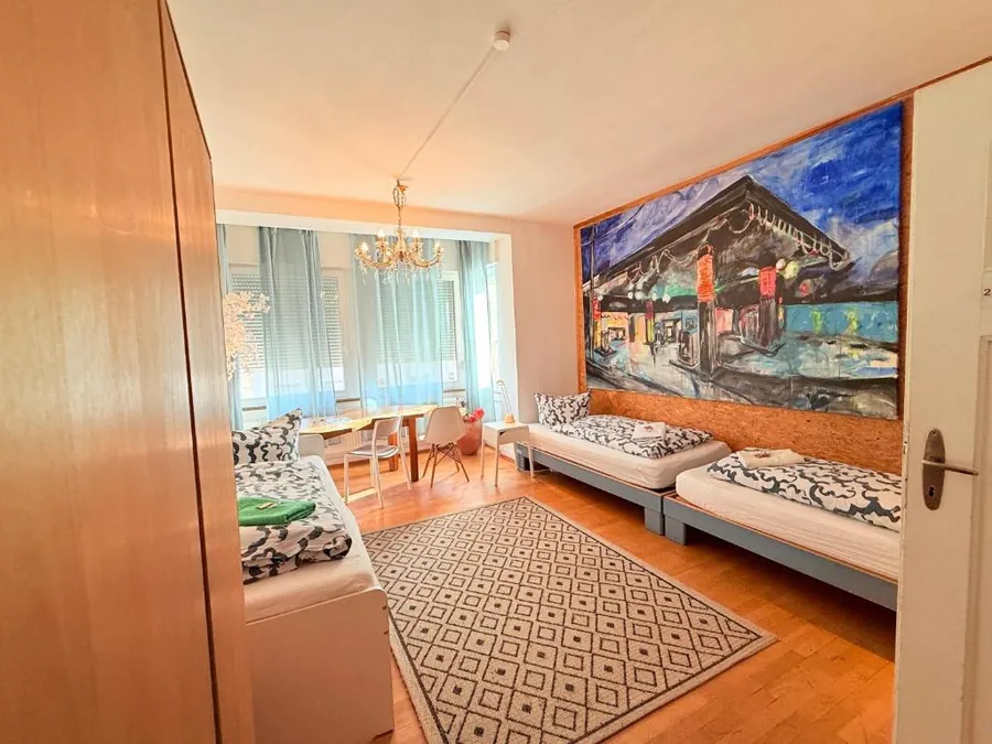 Zweibettzimmer mit Doppelbett und Einzelbett